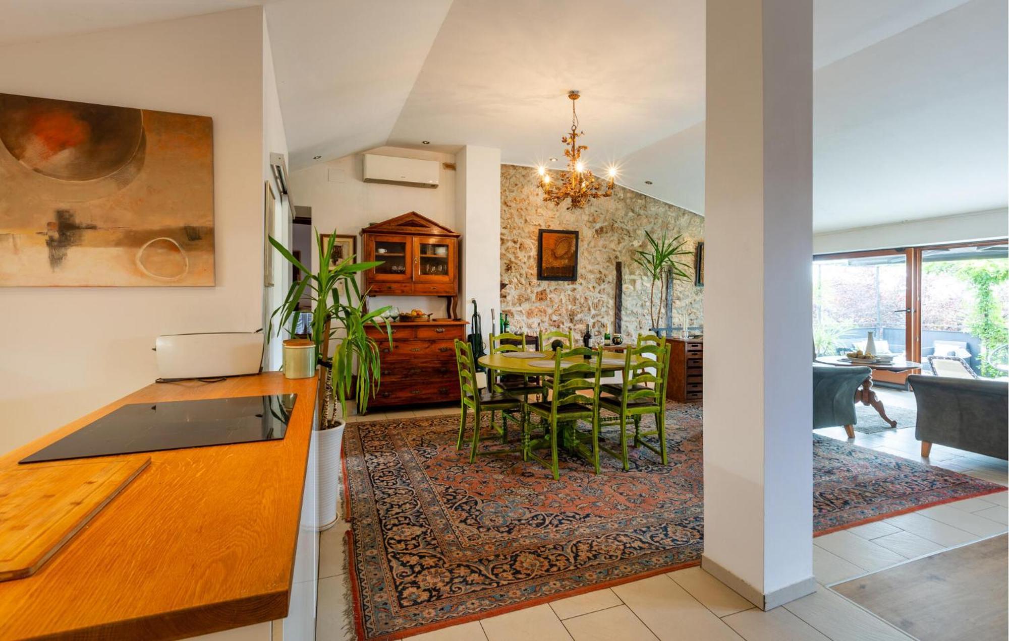 Stunning In With Kitchen Apartment *